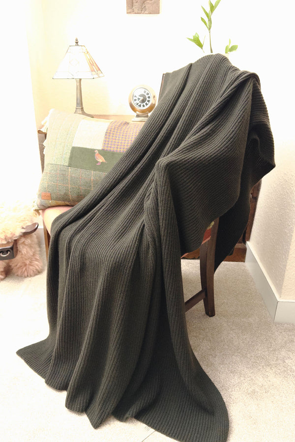 Cashmere blanket in dark green