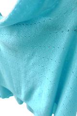 Cashmere poncho turquoise close up
