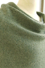 Cashmere poncho in olive green close up