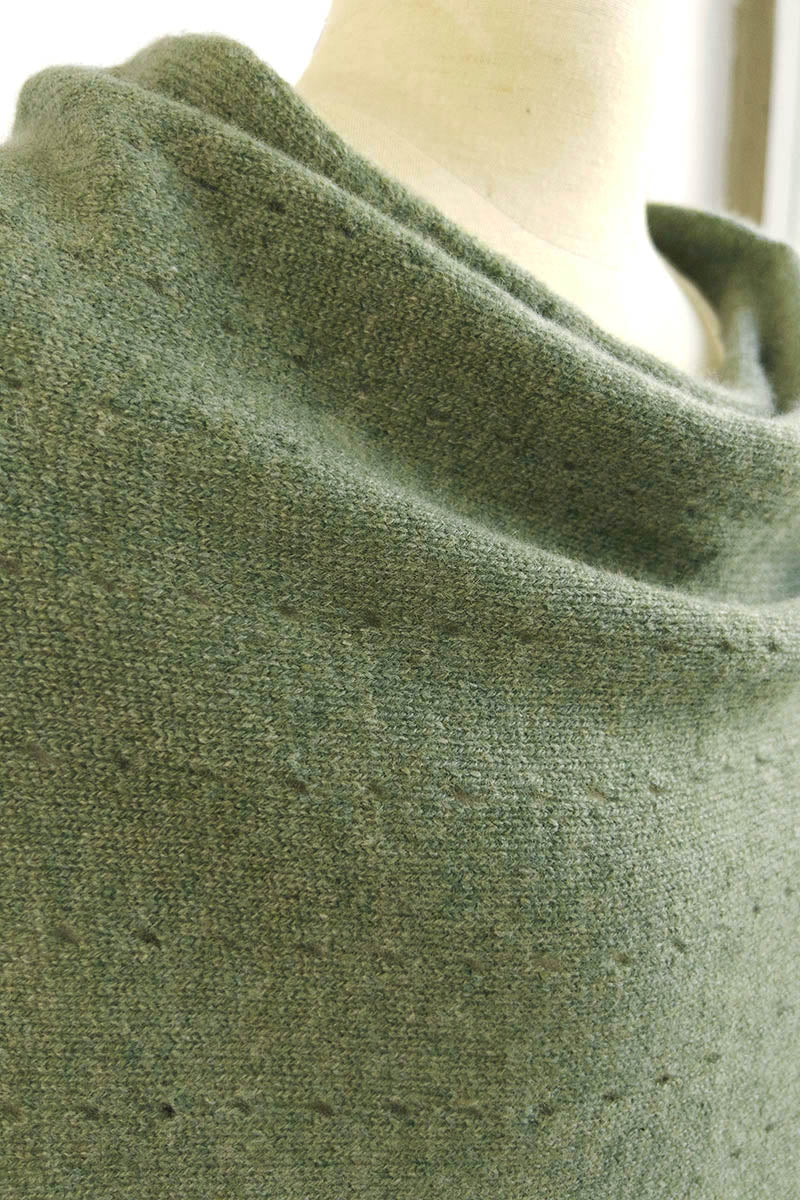 Cashmere poncho in olive green close up